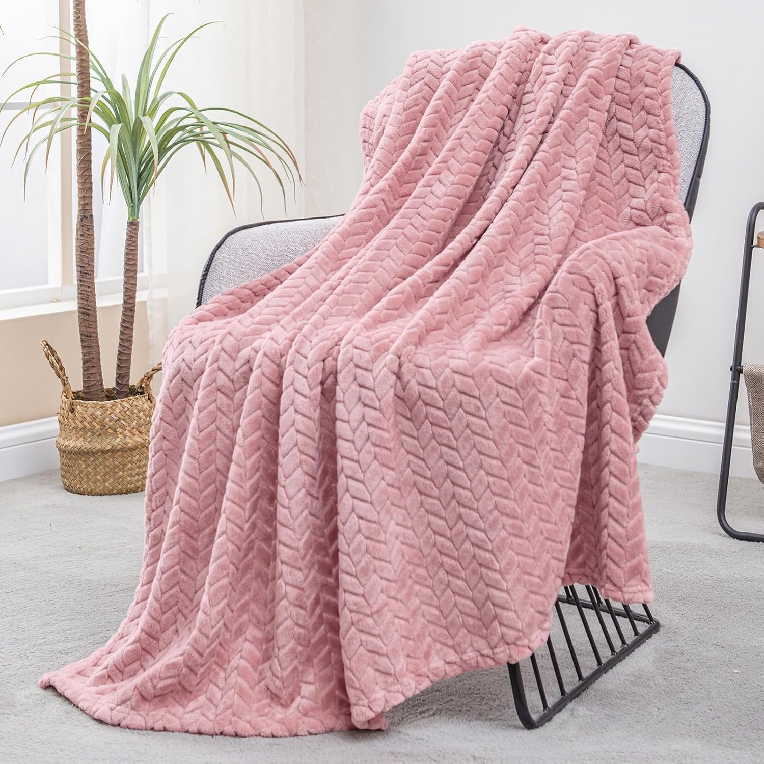 Exclusivo Mezcla Fleece Throw Blanket for Couch and Bed, 50×70 Inches Soft Cozy Jacquard Flannel Blankets, Lightweight Fuzzy Plush Warm Throws for Women, Pink